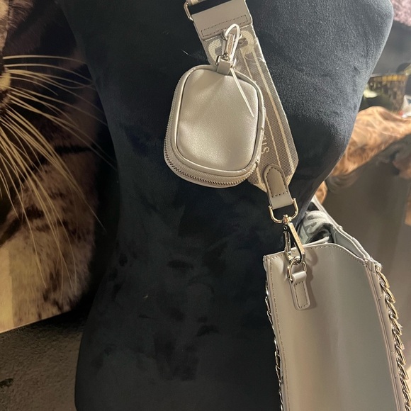 🖤🖤NWT-STEVE MADDEN Gray Faux Leather
Quilted Large Shoulder Bag🖤🖤 - Picture 4 of 12